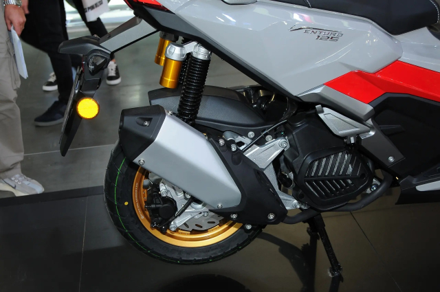 Thuong hieu xe may Y vua gay bat ngo voi 2 mau xe tay ga gia re tai EICMA 2025 - 25