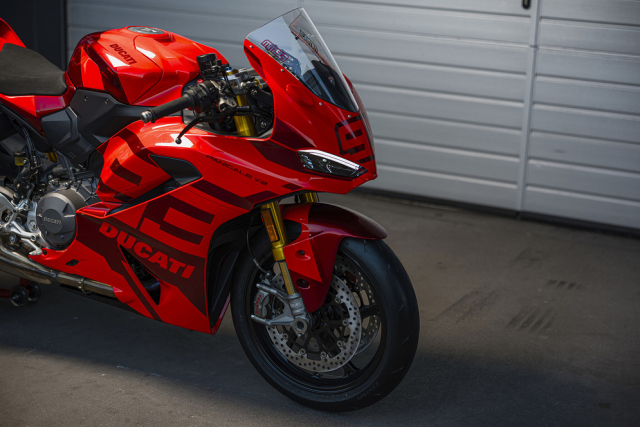 Trinh lang Ducati Panigale V2 MM93 FB63 Khi dam me duong dua mang dau an hai huyen thoai - 7