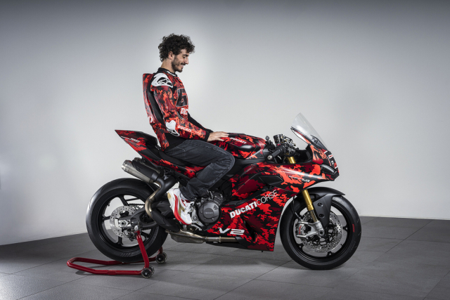 Trinh lang Ducati Panigale V2 MM93 FB63 Khi dam me duong dua mang dau an hai huyen thoai - 37