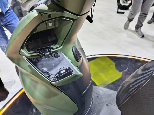 Voge SR16 Air Doi thu tiem nang cua SH Mode thiet ke Chau Au trang bi vuot troi phan khuc - 9