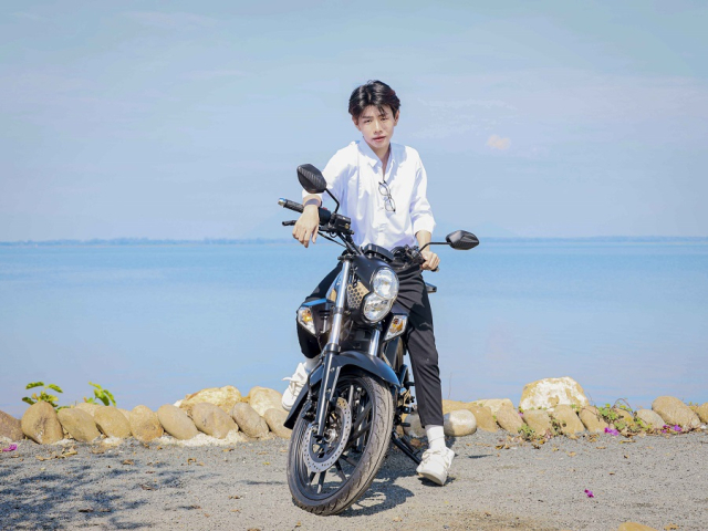 Xe may 50cc no po lon va ra khoi den canh bao dang chu y - 4