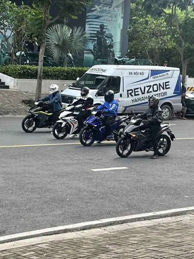 Yamaha Exciter 155 hoan toan moi bat ngo lo anh khi dang chay tren duong pho o Viet Nam - 3