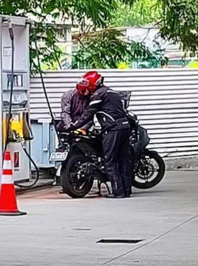 Yamaha Exciter 155 hoan toan moi bat ngo lo anh khi dang chay tren duong pho o Viet Nam - 6