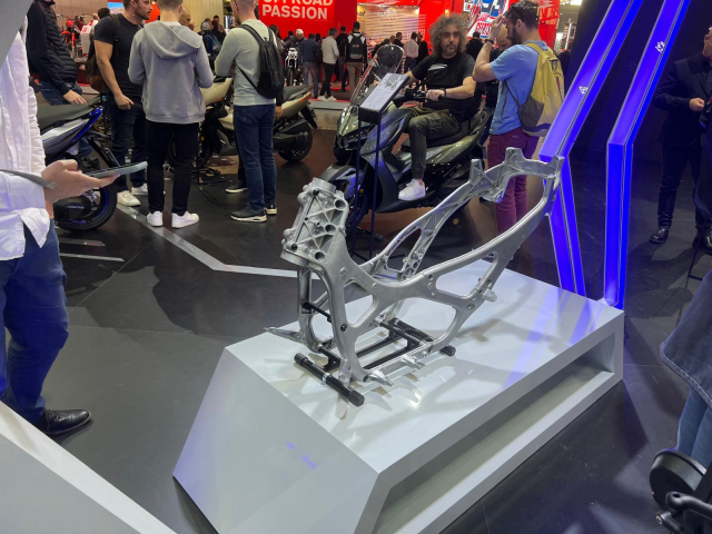 Zontes ZT125TX ra mat Mau xe tay ga 125cc dau tien dung khung nhom chat nhu xe mo to - 3