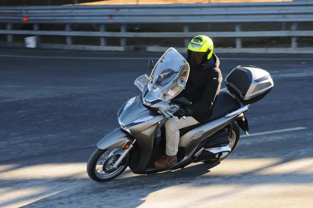 Bạn có tò mò các anh em biker châu âu đánh giá thế nào về honda sh350i không - 1
