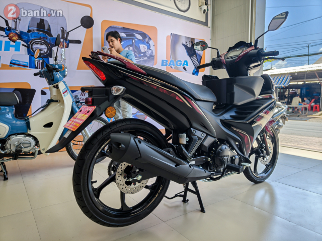 Can canh Yamaha 135LC Fi SE 2025 phien ban dac biet voi sac Do Titan vua do bo nuoc ta - 6