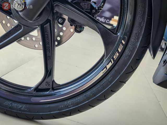 Can canh Yamaha 135LC Fi SE 2025 phien ban dac biet voi sac Do Titan vua do bo nuoc ta - 17