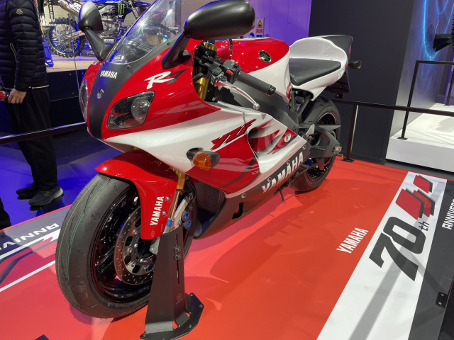 Yamaha tung phoi mau ky niem 70 nam Khi huyen thoai YZFR7 OW02 song lai tren R3 R7 va R9 - 3