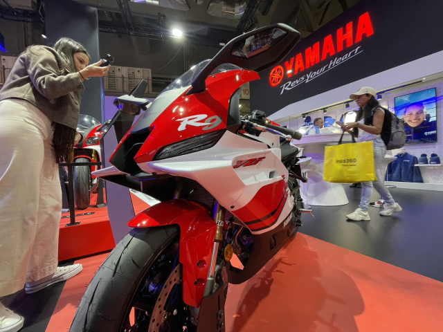 Yamaha tung phoi mau ky niem 70 nam Khi huyen thoai YZFR7 OW02 song lai tren R3 R7 va R9 - 5