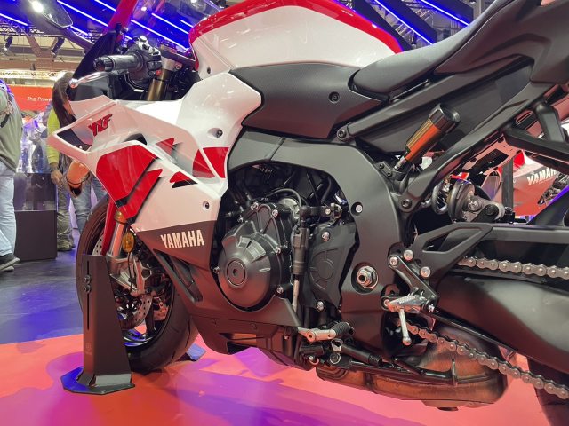 Yamaha tung phoi mau ky niem 70 nam Khi huyen thoai YZFR7 OW02 song lai tren R3 R7 va R9 - 7