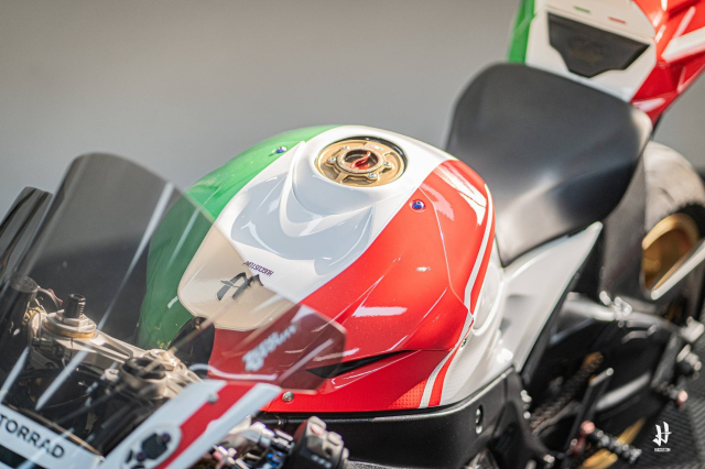 BMW S1000RR khoac ao Y ban do nhin la me cang ngam cang thay dung bai - 5