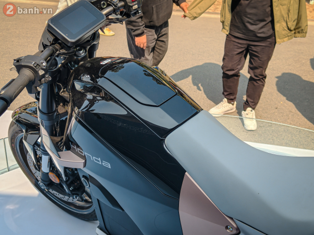 Chi tiết mẫu mô tô điện thương mại đầu tiên honda wn7 đang được trưng bày tại việt nam - 9