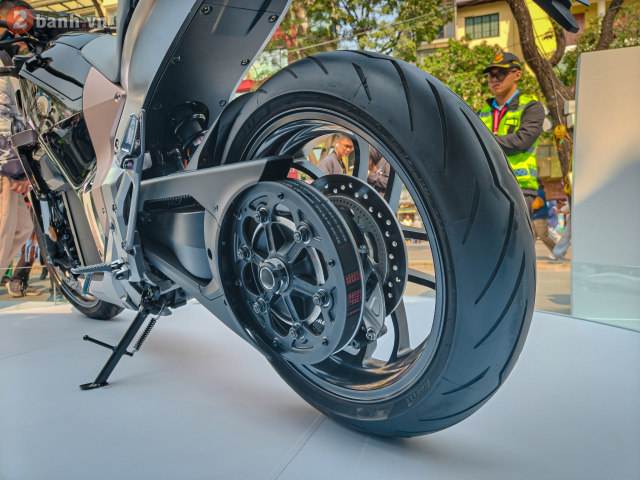 Chi tiết mẫu mô tô điện thương mại đầu tiên honda wn7 đang được trưng bày tại việt nam - 11