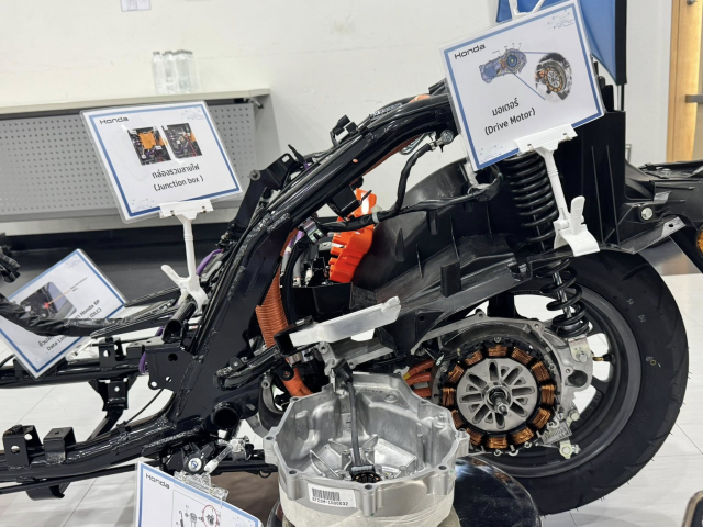 Noi soi chi tiet ben trong Honda UC3 Thoat nhin don gian thao ra thay choang - 11