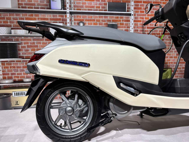 Suzuki công bố giá bán của e-access mẫu xe điện có pin và cách sạc giống honda uc3 - 7