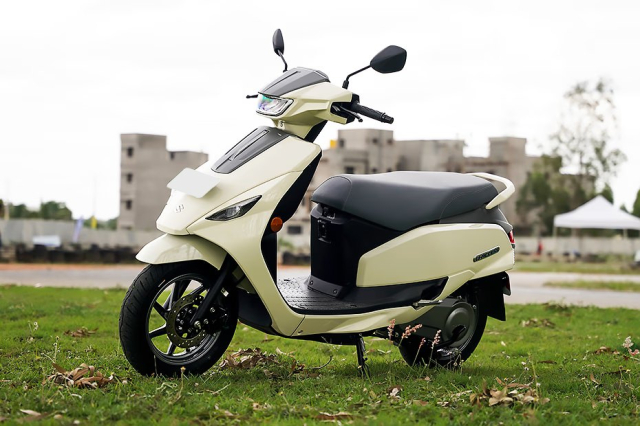 Suzuki công bố giá bán của e-access mẫu xe điện có pin và cách sạc giống honda uc3 - 15