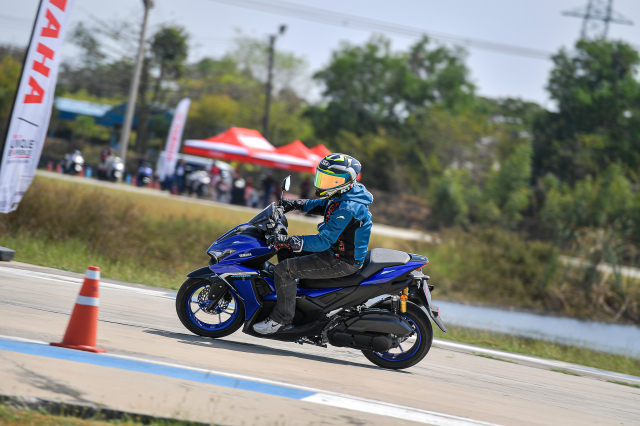 Chenh nhau 10 trieu dong giua Yamaha NMAX 155 Tech Max hay NVX 155 SP Xe nao phu hop voi ban - 10