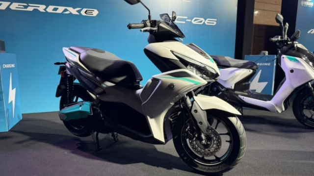 Xe dien Yamaha AeroxE lo gia du kien Dat gap doi xe xang Aerox 155 lieu co xung dang - 3