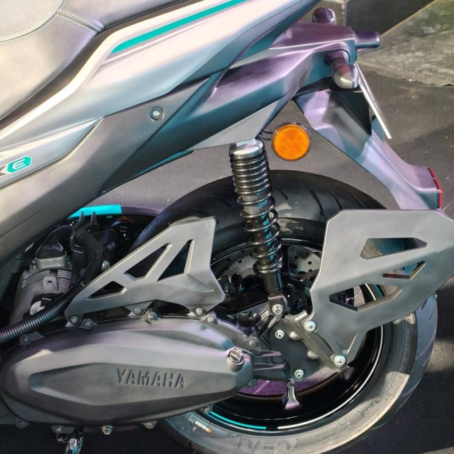 Xe dien Yamaha AeroxE lo gia du kien Dat gap doi xe xang Aerox 155 lieu co xung dang - 5