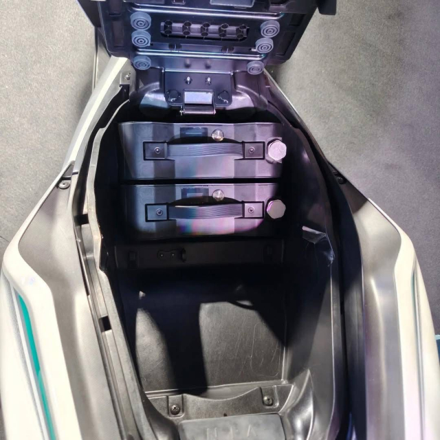 Xe dien Yamaha AeroxE lo gia du kien Dat gap doi xe xang Aerox 155 lieu co xung dang - 7