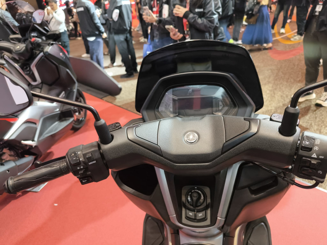 Yamaha ra mat phien ban ky niem NMAX 25 Anniversary Giao dien bat mat trang bi san phuoc Profender - 13