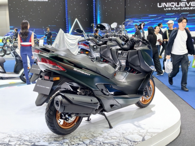 Suzuki burgman 400 2026 ra mắt đổi màu bên ngoài và có nhiều nâng cấp ở bên trong - 7