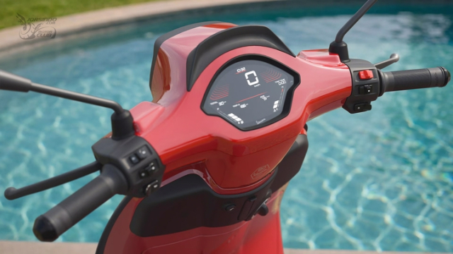 Vespa Primavera Sprint 2026 lot xac Lan dau co phanh dia sau man hinh LCD va Keyless - 7