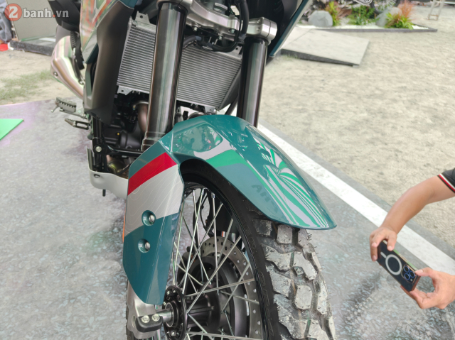 Can canh Kawasaki KLE 500 vua ra mat o nuoc ta voi 2 phien ban voi gia ban rat canh tranh - 19