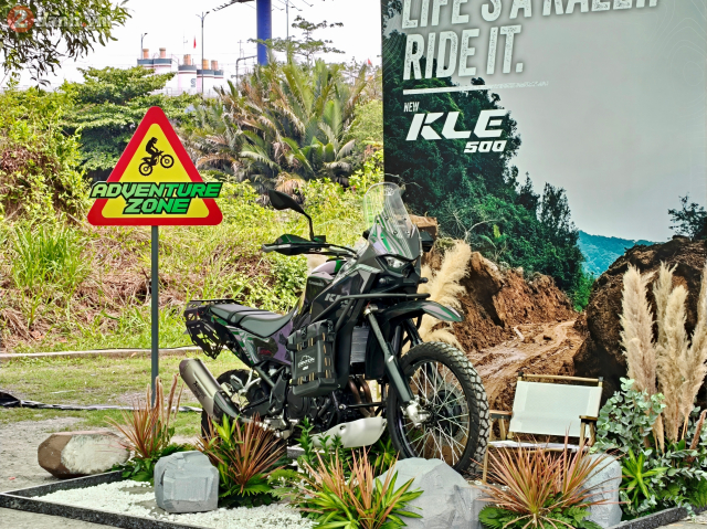 Can canh Kawasaki KLE 500 vua ra mat o nuoc ta voi 2 phien ban voi gia ban rat canh tranh - 36