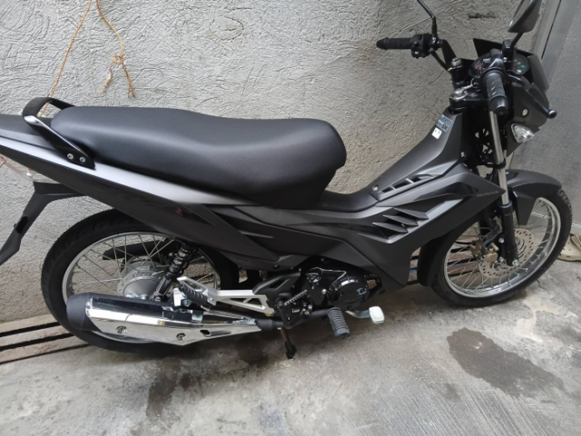 Hinh anh thuc te Honda RS125 Final Edition o dai ly Phien ban cuoi cung co gi dac biet - 2