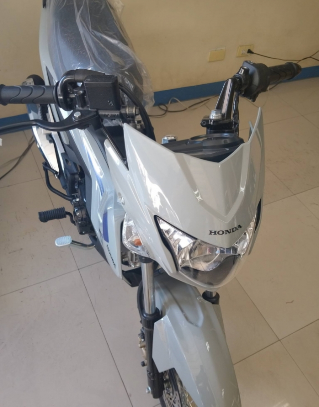 Hinh anh thuc te Honda RS125 Final Edition o dai ly Phien ban cuoi cung co gi dac biet - 4
