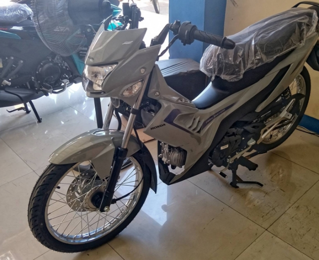 Hinh anh thuc te Honda RS125 Final Edition o dai ly Phien ban cuoi cung co gi dac biet - 6